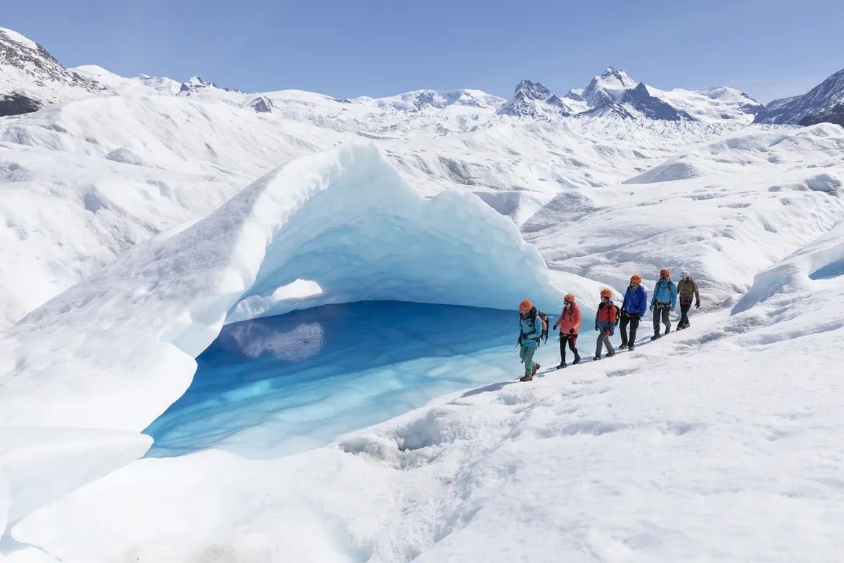 El Glaciar Perito Moreno: Un lugar turístico mágico en Argentina que no querrás perderte.